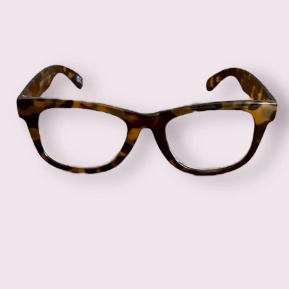 Betsey Johnson Translucent Brown Tortoise Wayfarer Readers +1.50. New